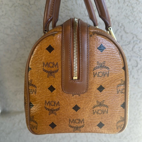 {VGUC} MCM monogram hand bag - Picture 8 of 15